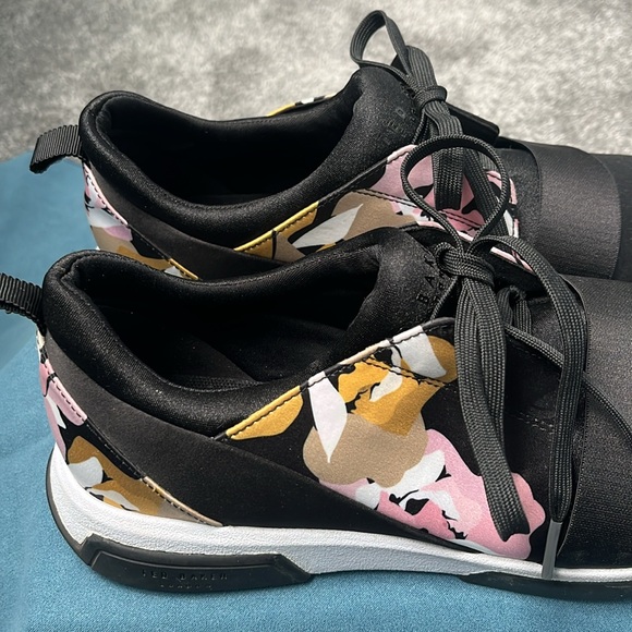 TED BAKER LONDON sport sneaker with floral detail. Womens Euro 42/11.5B RARE! - Picture 4 of 9